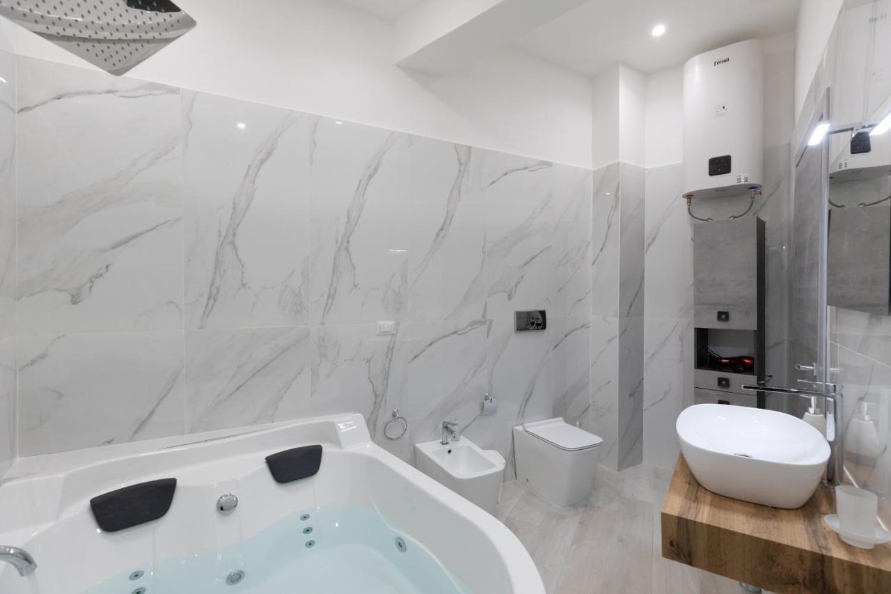 נאפולי My Brilliant Home With Jacuzzi 2 Steps From St Toledo מראה חיצוני תמונה